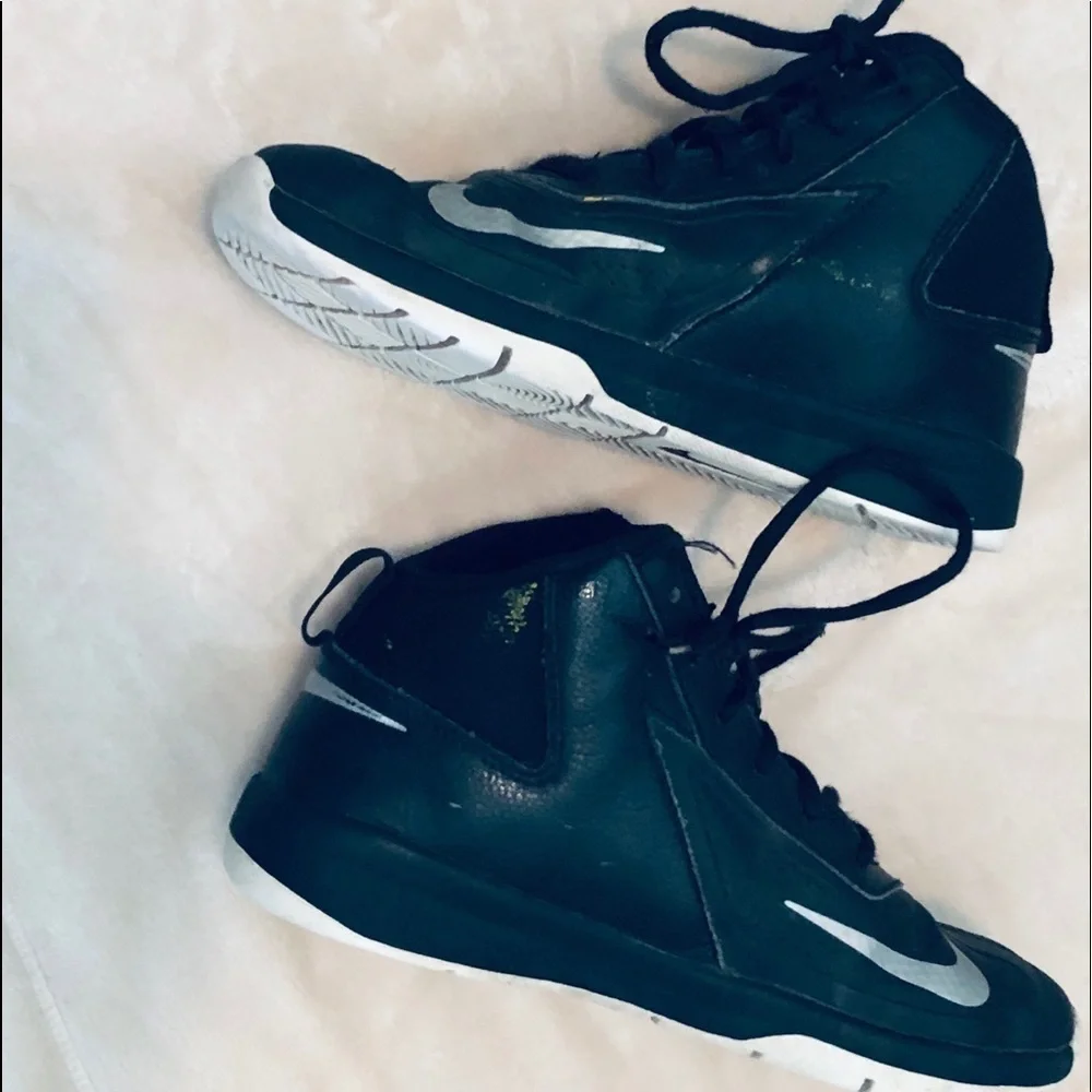 Nike Boys Boots Size 2.5 Y
